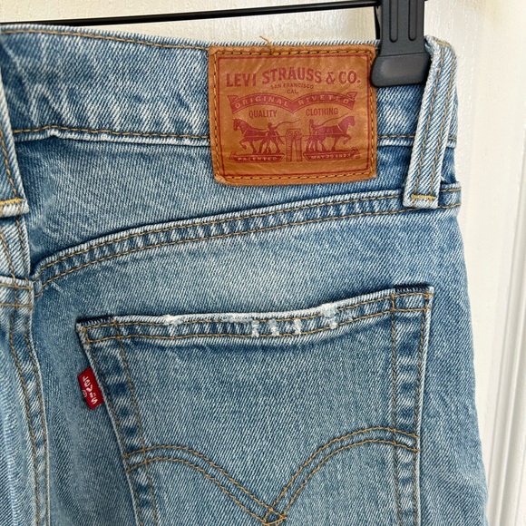 Levi’s Straight Leg Raw Hem Light/Mid-Wash Jeans - Picture 4 of 4